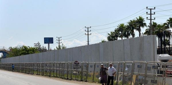 US Consulate in Adana builds concrete wall in Adana - Milliyet