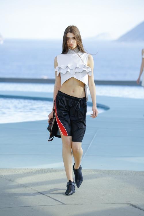 Sportif ve Asimetrik: Louis Vuitton 2017 Resort Koleksiyonu