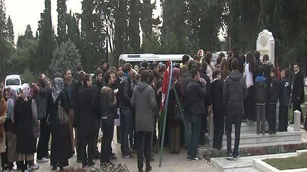 Mehmet Akif Ersoy ölümün 77. yılında kabri başında anıldı! - Son Dakika ...