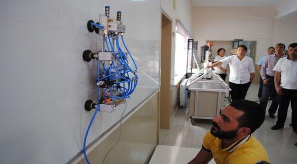 Dik yüzeye tırmanabilen robot geliştirdiler