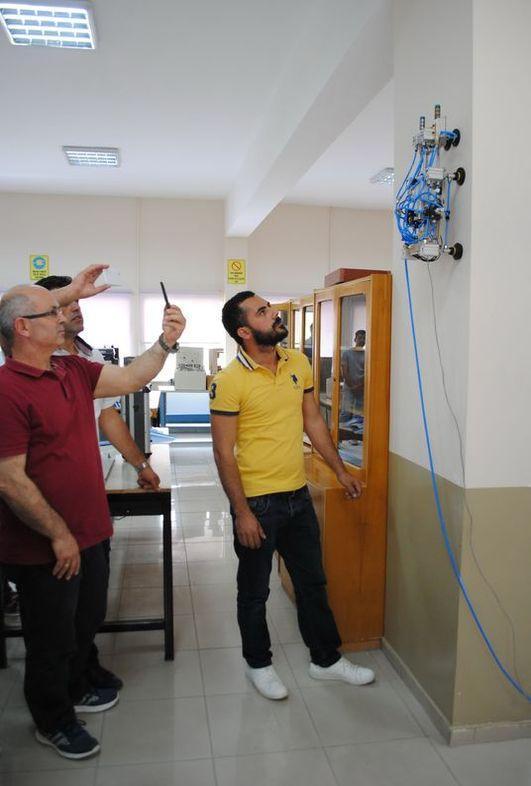 Dik yüzeye tırmanabilen robot geliştirdiler