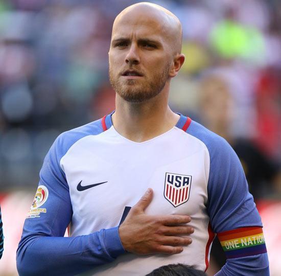 ABD futbol takımı kaptanı sahaya gökkuşağı pazupandıyla çıktı