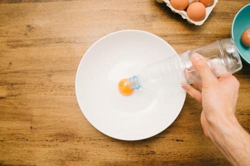 Yumurtanın sarısını bozmadan ayırmanın pratik yolu