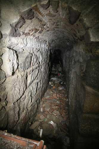 Cami avlusundan Roma tüneli çıktı
