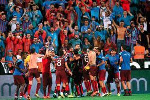 Açık tribünde ‘yağmur’a yakalanmak