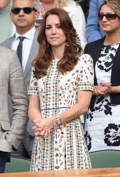 Kate Middleton yerinde duramadı