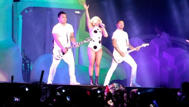 Lady Gaga Sahnede Çırılçıplak Soyundu