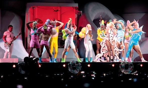Lady Gaga Sahnede Çırılçıplak Soyundu