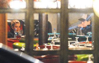 SET DIŞINDA AŞK BAŞKADIR