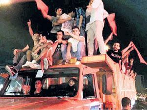 TÜRK, DİZİ İZLER, AMA ‘DARBEYE HAYIR’ DER