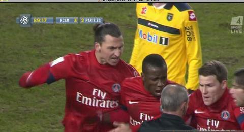 Zlatan Ibrahimoviç hakemi dövüyordu