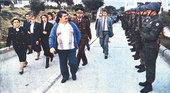 ÖZALLI YILLAR - Hükümet görevini merdivenlerde aldı