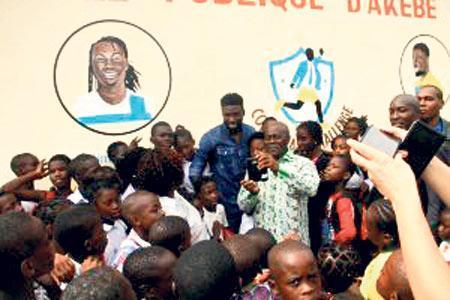 Gabon’daki okula el attı