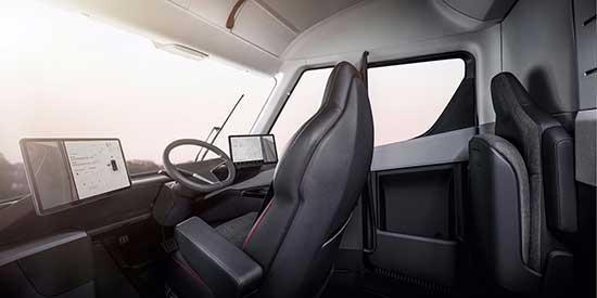 Tesla ilk elektrikli tırı Semi ve yeni spor otomobili Roadsterı tanıttı