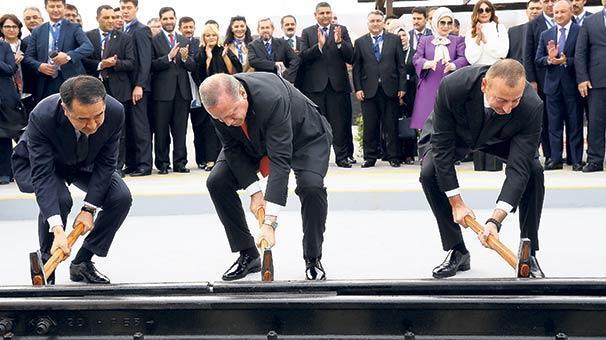 Erdoğan, BTK çekicini hatıra aldı