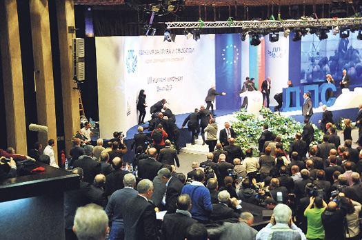 Kürsüde suikastı silah engelledi