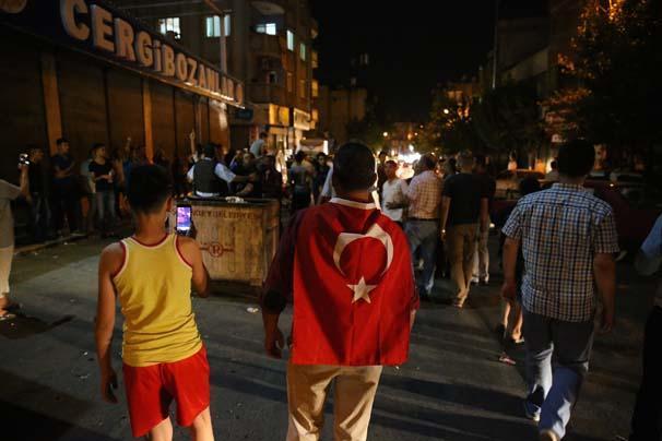 Gaziantepte tehlikeli gerginlik Türk bayrağını almaya çalıştılar