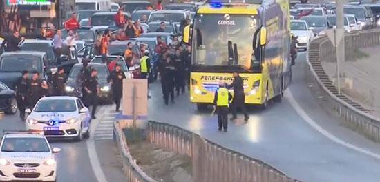 Galatasaraylı taraftarlardan Fenerbahçe takım otobüsüne sözlü sataşma