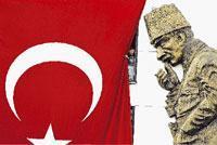 Atatürkü kimselere  oynatamamak