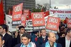 Rektörlerin yürüyüşünde açılan ordu görevepankartı tartışılıyor