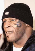 Mike Tyson yüzünü ‘dövdü’