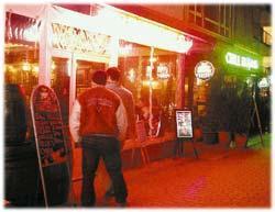 Cadde geceleri İskele’ye yanaşıyor
