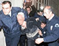 İntikam uğruna duruşma bastı