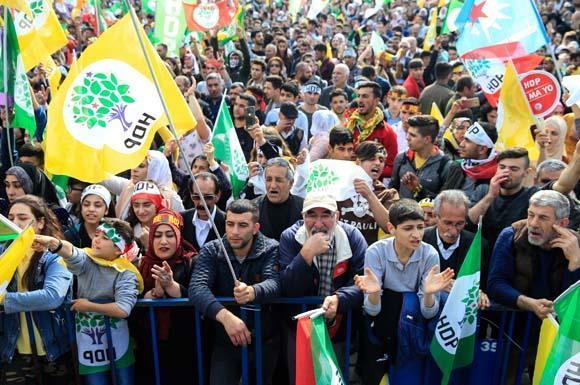 Nevruz kutlamasında terör örgütü PKK sloganları atıldı HDP, İzmir’de AK Parti ve MHP’nin karşısındaki  adaya destek verecek