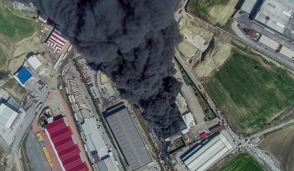 Son dakika... İstanbulda korkutan fabrika yangını Patlamalar yaşanıyor...