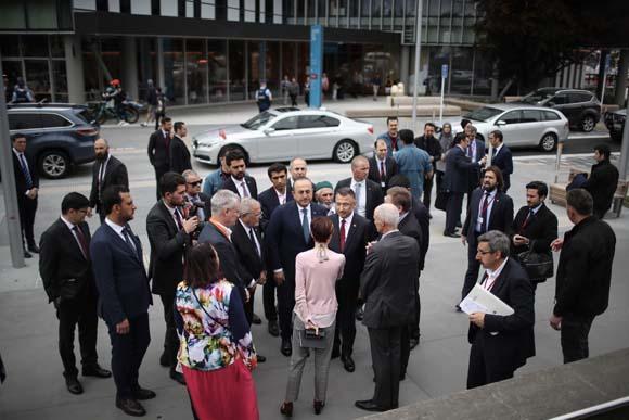 Cumhurbaşkanı Yardımcısı Oktay ve Bakan Çavuşoğludan hastane ziyareti