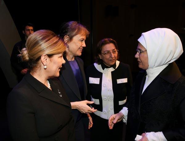 Emine Erdoğan: Kız çocuklarımızın zihinlerine barikatlar yerleştirmeyelim