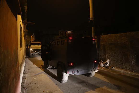 Adanada maskeli ve silahlı 5 kişi polisi alarma geçirdi