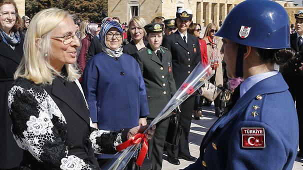 Bakan Akarın eşinden Anıtkabire ziyaret