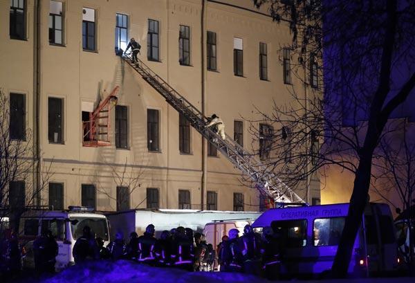 Rusyada üniversite binası çöktü Onlarca kişi enkaz altında