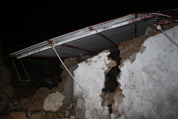 İzmir’de heyelan paniği 10 evde hasar oluştu, bir ev tamamen yıkıldı