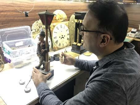 550 yıllık saatleri tamir edip ilk günkü ihtişamına kavuşturuyor