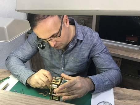 550 yıllık saatleri tamir edip ilk günkü ihtişamına kavuşturuyor