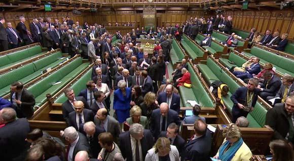 Son dakika | Theresa May parlamentodan güvenoyu aldı