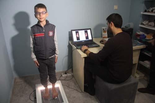 24 parmaklı çocuğa devletten özel ayakkabı