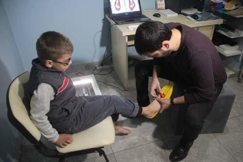 24 parmaklı çocuğa devletten özel ayakkabı