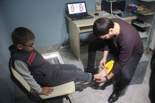 24 parmaklı çocuğa devletten özel ayakkabı