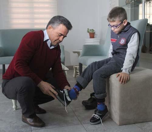 24 parmaklı çocuğa devletten özel ayakkabı