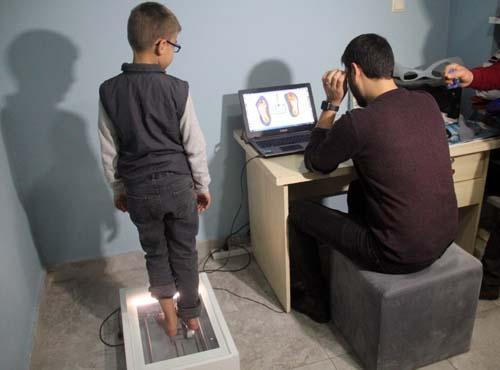 24 parmaklı çocuğa devletten özel ayakkabı