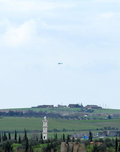 Menbiç sınırında ABD helikopterleri uçuyor