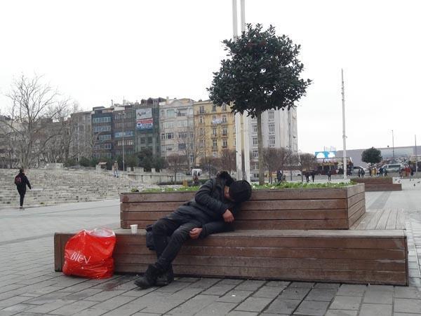 Bankta kendinden geçmiş bir halde yatıyordu  Yanına gidince…