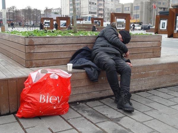 Bankta kendinden geçmiş bir halde yatıyordu  Yanına gidince…