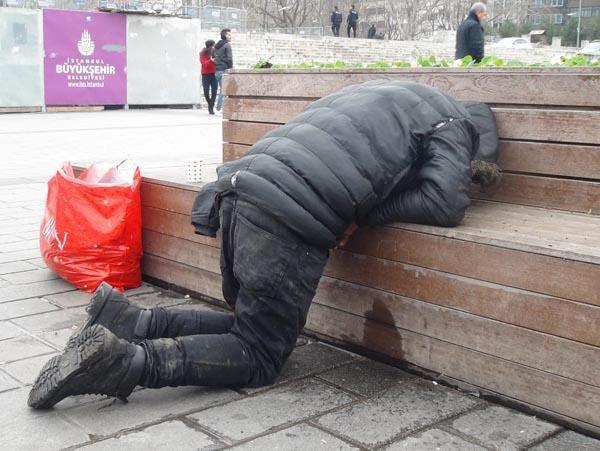 Bankta kendinden geçmiş bir halde yatıyordu  Yanına gidince…