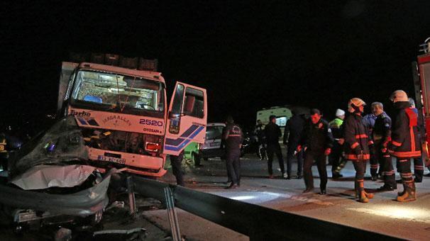 Mersinde trafik kazası: 1 polis şehit, 2si polis 8 yaralı