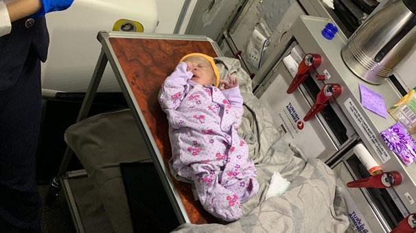 THY uçağında heyecan dolu dakikalar Benel bebek doğdu...