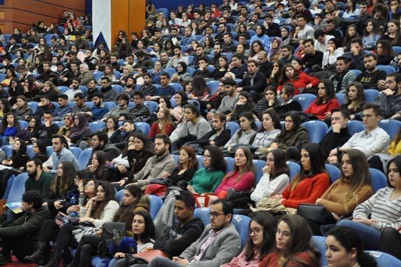 Dünyada yaşarken helvası dağıtılan ilk aktörümdür herhalde